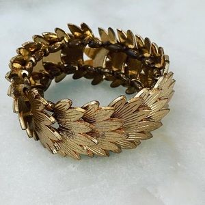 Beautiful scale bracelet gold leaves
